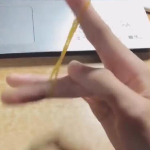 抖音橡皮筋在手上轉圈怎么操作的？抖音橡皮筋在手上轉圈攻略介紹！