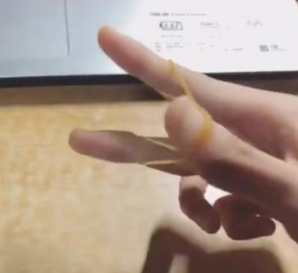 抖音橡皮筋在手上轉圈怎么操作的？抖音橡皮筋在手上轉圈攻略介紹！