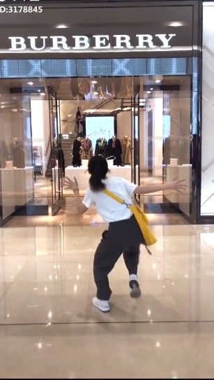 抖音我可以抱你嗎Burberry是什么歌？抖音我可以抱你嗎Burberry歌曲分享