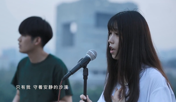抖音只有我看著別人的快樂是什么歌？誰唱的